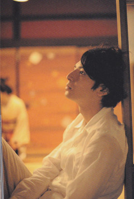 他是“犯桃花”的俊美漫画家，邂逅17岁单纯少女后浪子回头，却因瞥见妻子那一幕，关进“没有女人的地方”