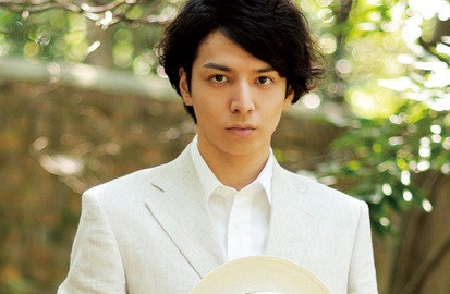 他是“犯桃花”的俊美漫画家，邂逅17岁单纯少女后浪子回头，却因瞥见妻子那一幕，关进“没有女人的地方”