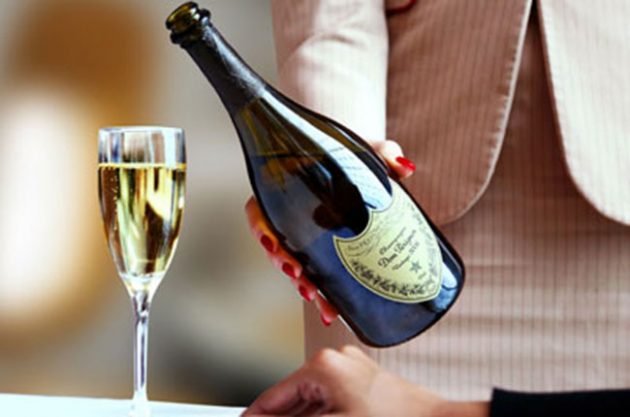 飞机上喝什么酒,飞机上喝什么饮料最好