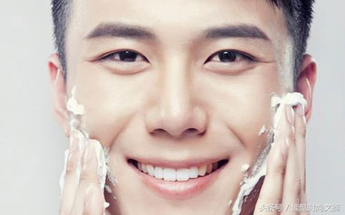 男生夏天脸上出油多控油还是补水,脸上出油严重如何控油