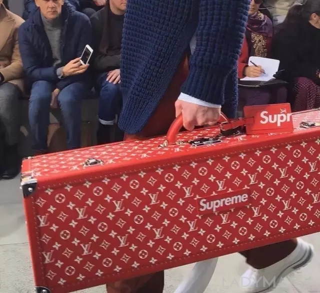 上周时尚圈大事儿点评——手可以直接插进去的包、花了5年才找到的旗舰店