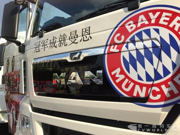 不是宇通也不是比亚迪！拜仁慕尼黑球队“*用御**”的这款红色大巴出自谁家？