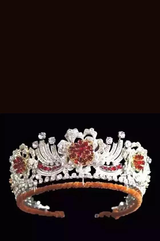 七月末，霸气的狮子就交给热情的红宝石来守护吧！