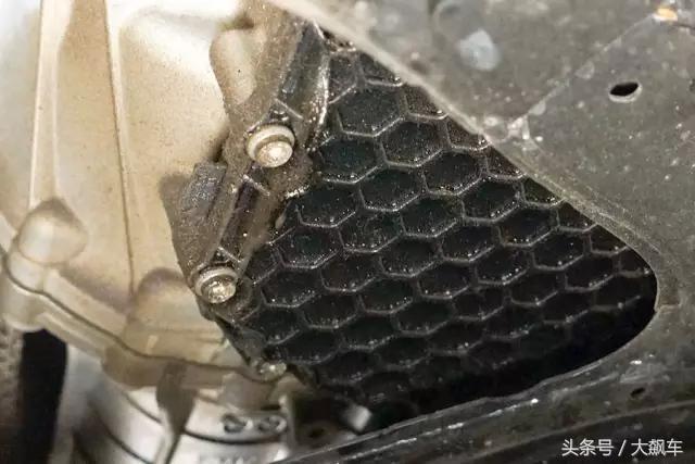 奥迪a4l发动机渗油有必要修吗,奥迪a4l变速箱渗油有什么影响