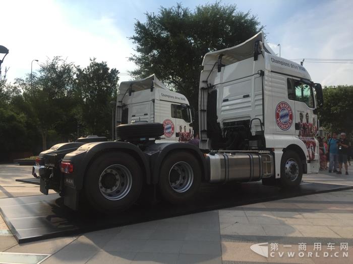 不是宇通也不是比亚迪！拜仁慕尼黑球队“*用御**”的这款红色大巴出自谁家？