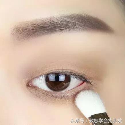 终于知道为什么明星们都爱扎这款气质甜美蛋卷头，迷人优雅又时尚，快来试试吧