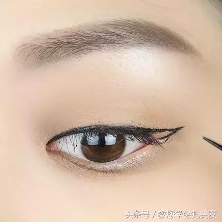 终于知道为什么明星们都爱扎这款气质甜美蛋卷头，迷人优雅又时尚，快来试试吧