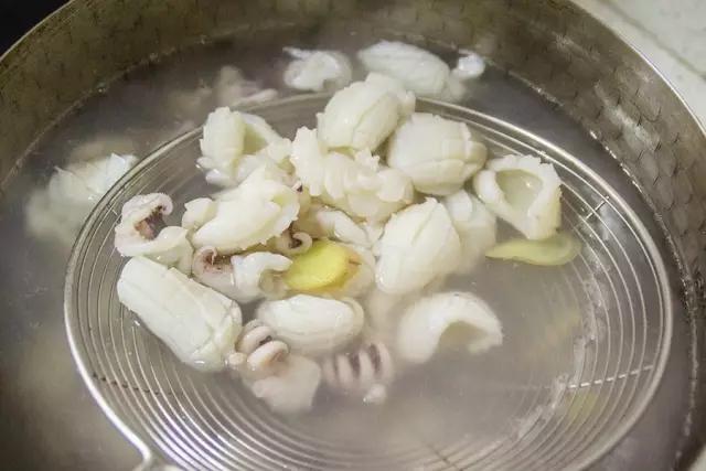 干锅墨鱼仔的正宗做法视频,半成品包装墨鱼仔干锅做法
