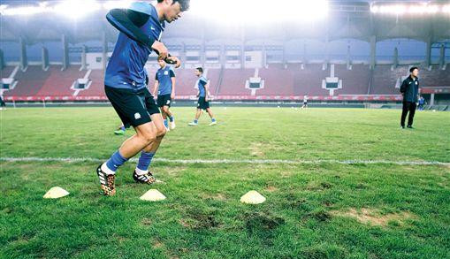 “强队杀手”还是“菜地杀手”?建业主场草皮被引巨大争论!