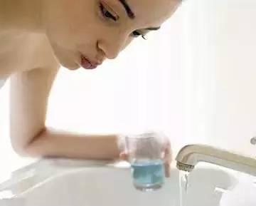 怎么消除牙黄牙垢,教你5分钟消除牙垢太实用了