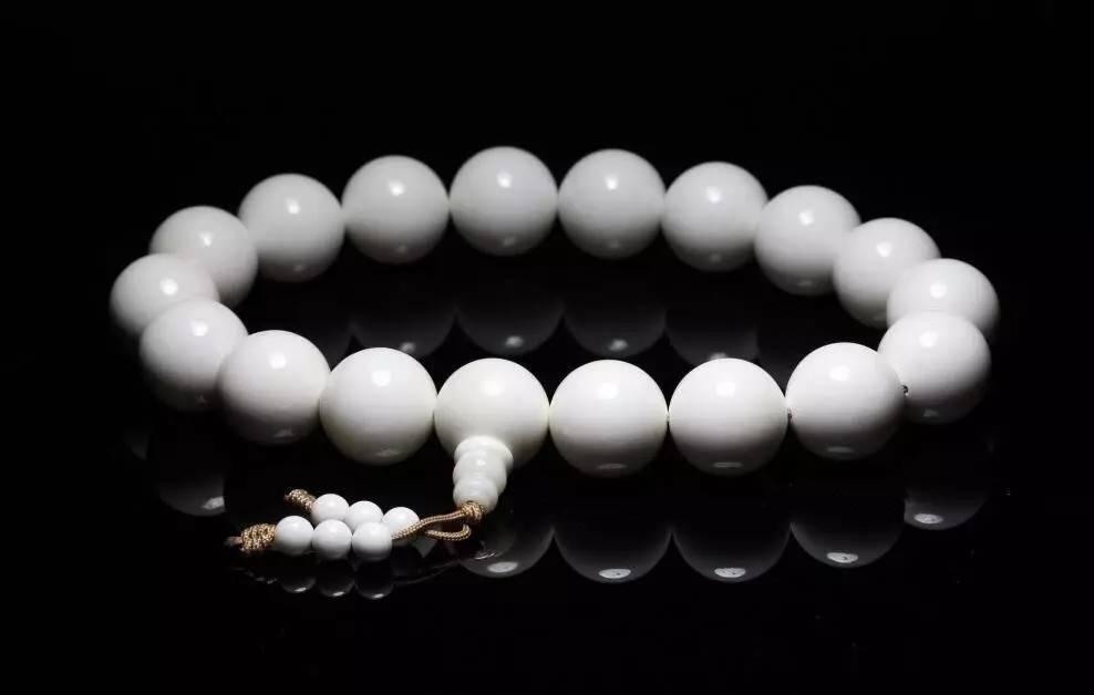 高调的炫耀到最后让你无法收场,手腕是炫耀的资本