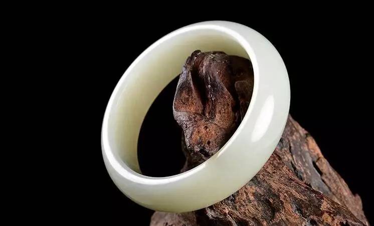 高调的炫耀到最后让你无法收场,手腕是炫耀的资本