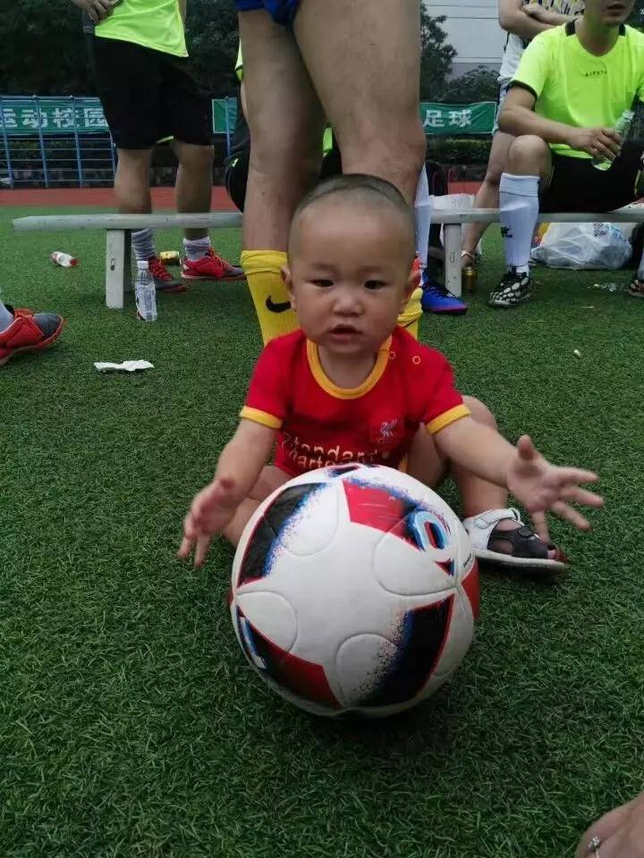 足球少年展风采,看足球的小朋友