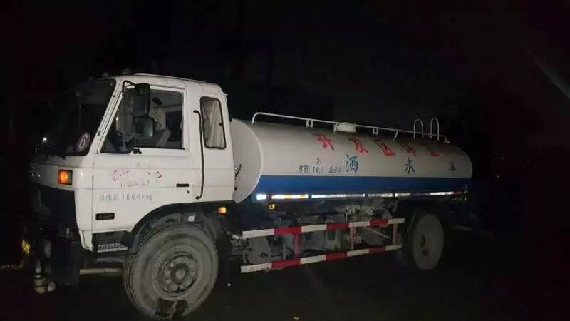 洒水车敬业,洒水车冒雨是敬业吗