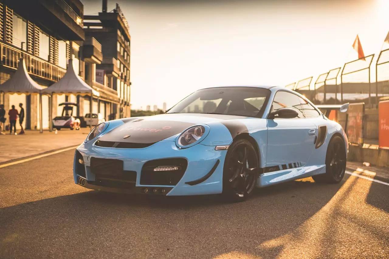 这是一场假的燃油发布会，现场全是法拉利*博兰**基尼等超豪