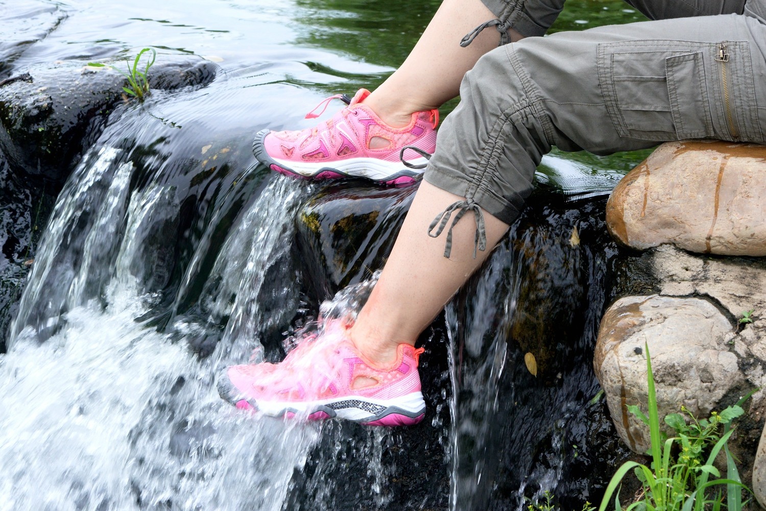 感受一份属于我的清凉——洛弛红Clorts户外溯溪鞋3H027D体验