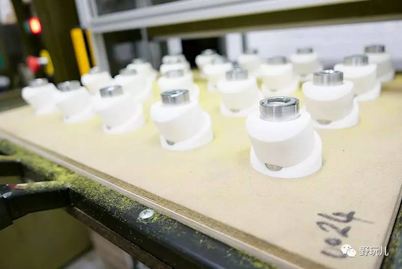 每年有20多万网球被弃有人捡走做了笔大生意！