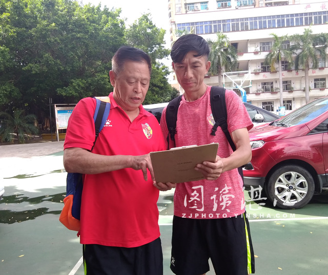 足球是打的还是踢的,足球是进框得分还是到白线就得分