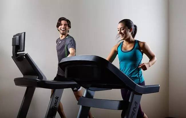 跑步机不伤膝盖跑法,听说跑步很伤膝盖真的吗