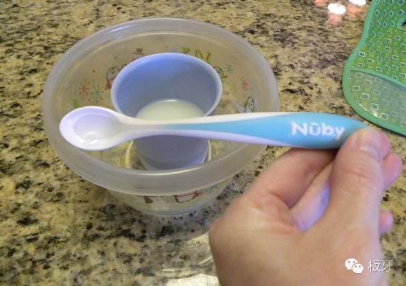 初学吃饭如何选勺子,教你正确挑选勺子