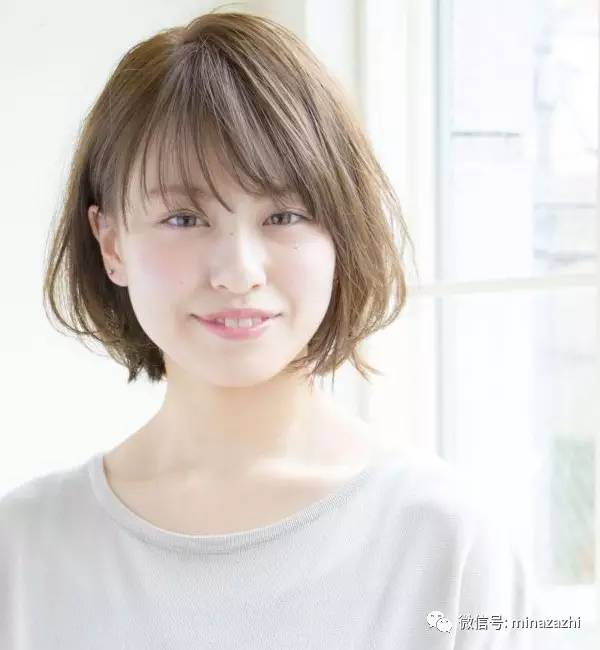 2022年最流行的发型长直发瓜子脸,2021年最流行的高颧骨发型中长发