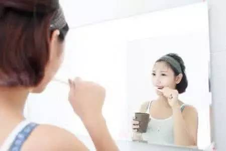 孕早期口里总是感觉有腥味,怀孕早期为什么嘴巴里一直有苦味