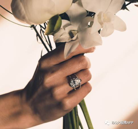 高圆圆同款婚戒一个多重,高圆圆直播带货手戴婚戒状态佳