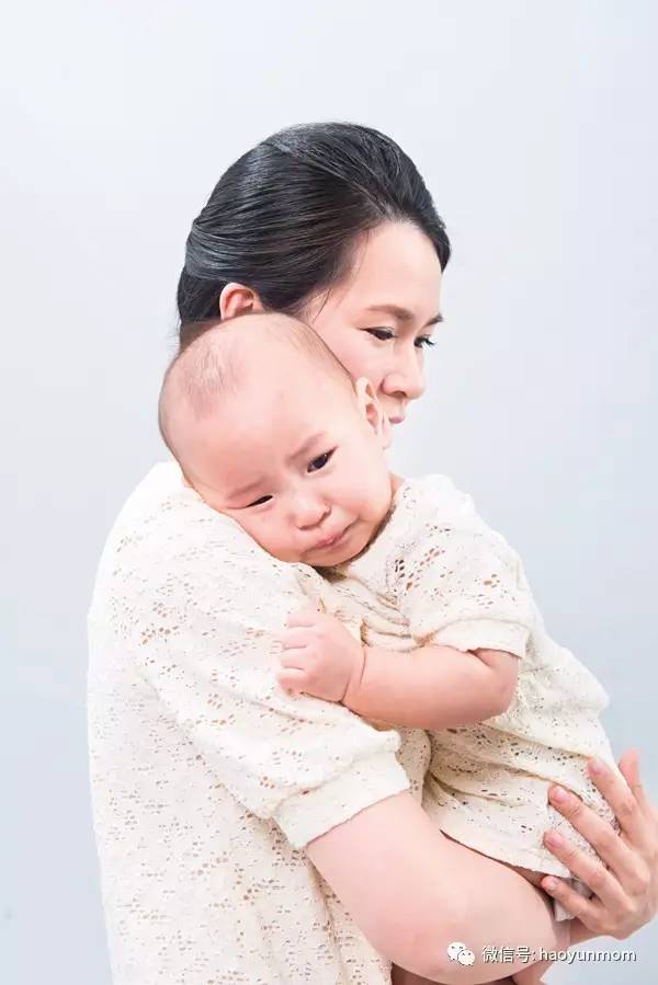 我家宝宝吐奶有奶渣正常吗,我家宝宝吐奶又不长体重