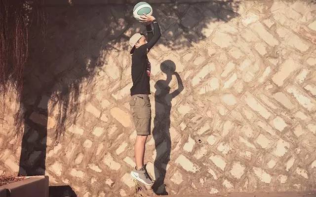 「开卖」穿上这件黑色T恤，打球也可以很潮！