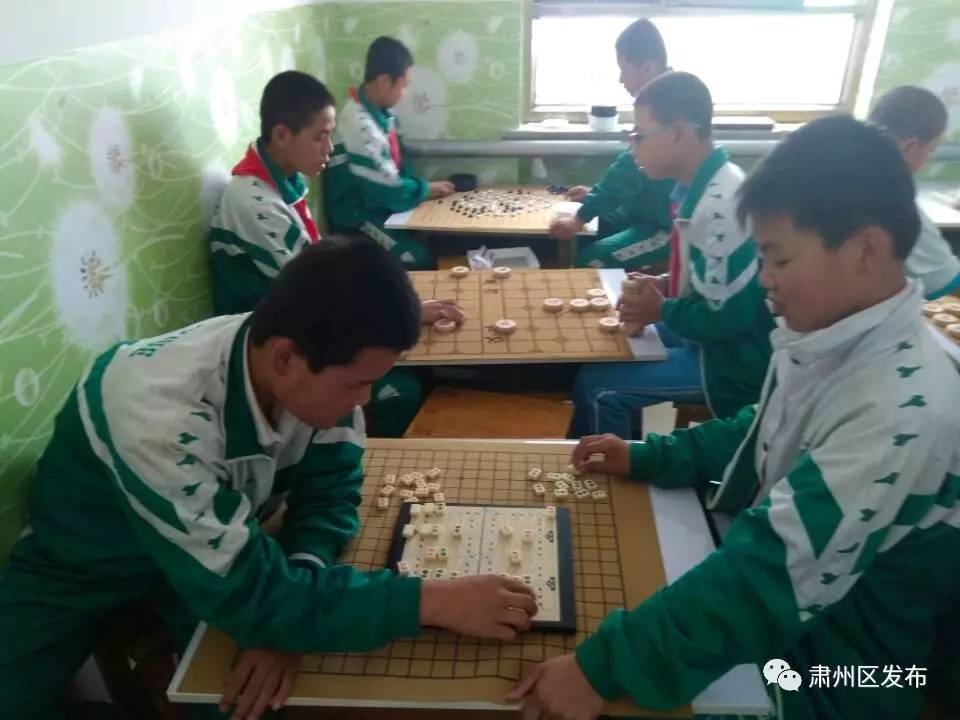 打乒乓球的快乐小朋友,打乒乓球的小朋友背景绘画