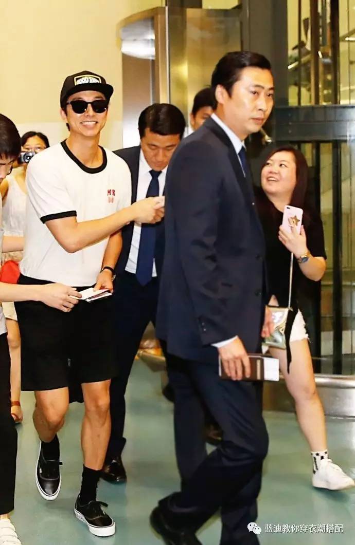 王源演唱会穿秀禾服,王源沸腾之夜黑西装