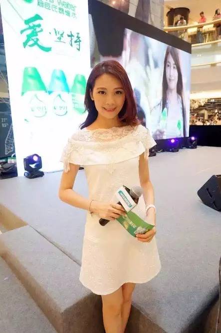 “莫澳欣，你设计的服装哪里可以买得到？！”