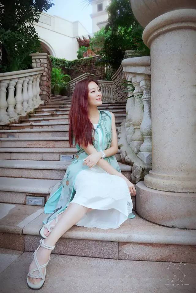 “莫澳欣，你设计的服装哪里可以买得到？！”