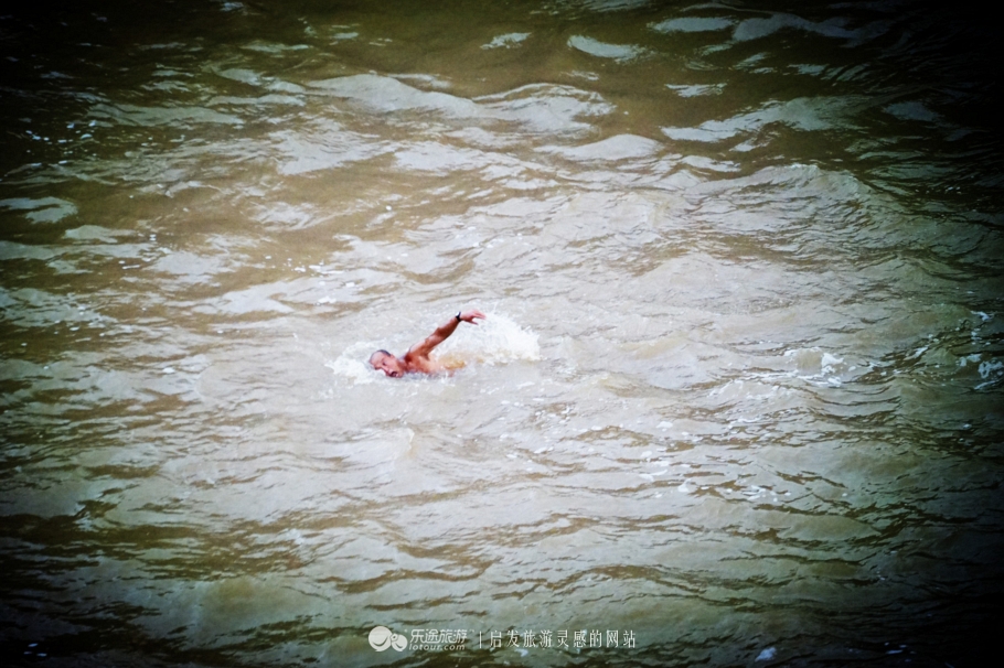 吊水楼瀑布是一道亮丽的风景线,镜泊湖吊水楼瀑布洪水