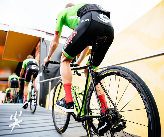 尖货QAVol.02|耐克飞线很快就断了?Boost站旁边呵呵的笑