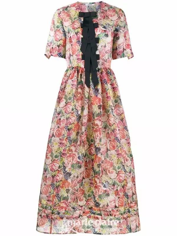 领口黑丝带搭得好时尚Icon，搭不好隔壁村服务员阿花