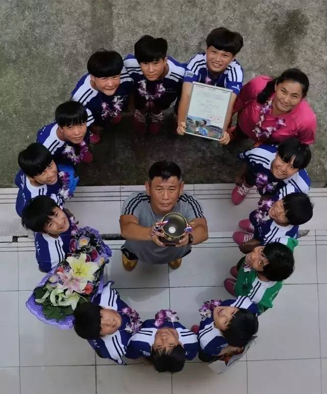 这群15岁就会结婚的女孩，一边捡垃圾一边踢球，竟连续三年勇夺世界冠军