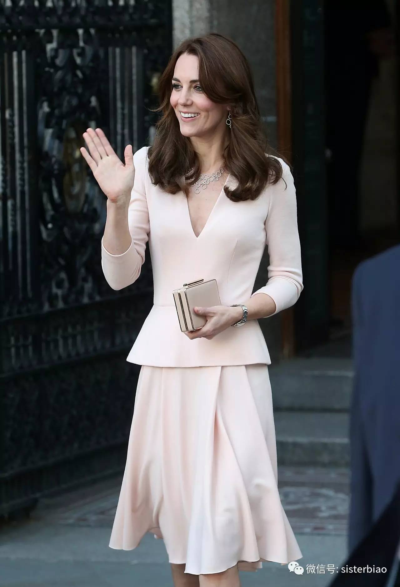 看到了大家挥舞的想要花钱的双手