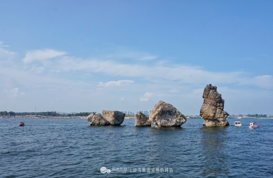 他说他想去看北方的海，我说“好”
