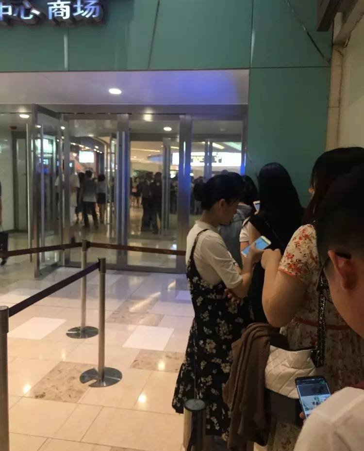 册那！国金中心LadyM一大早就排队5小时，一个2000多的价目表居然是假的……