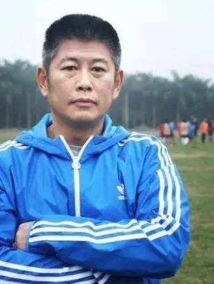 这群15岁就会结婚的女孩，一边捡垃圾一边踢球，竟连续三年勇夺世界冠军