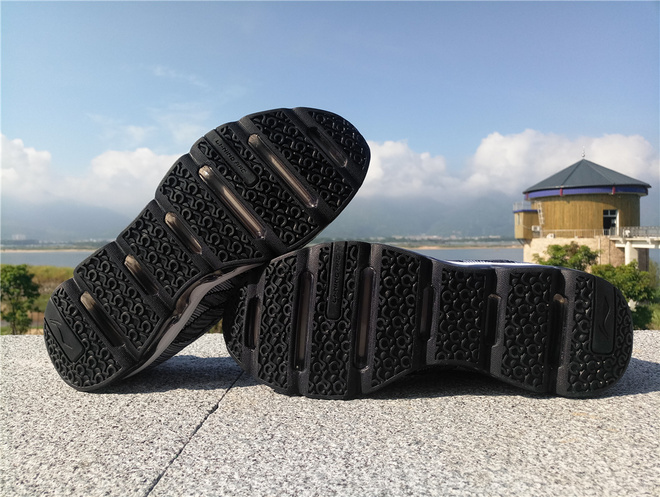 李宁如影随形,李宁跑鞋绝影雷