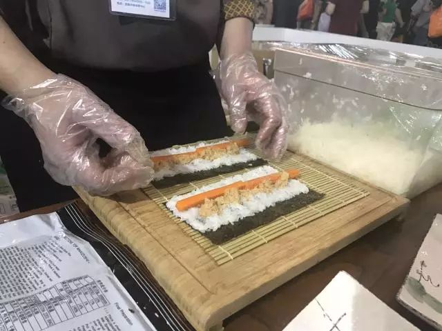 无锡吃货快去!2000多种商品,*疆新**红枣、台湾凤梨酥、阳山糯米饼分分钟抢空……看完只想立刻冲去现场!