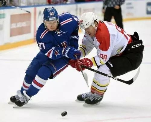 冰球比赛如果发生越位怎么办,冰球是犯规才能打架吗