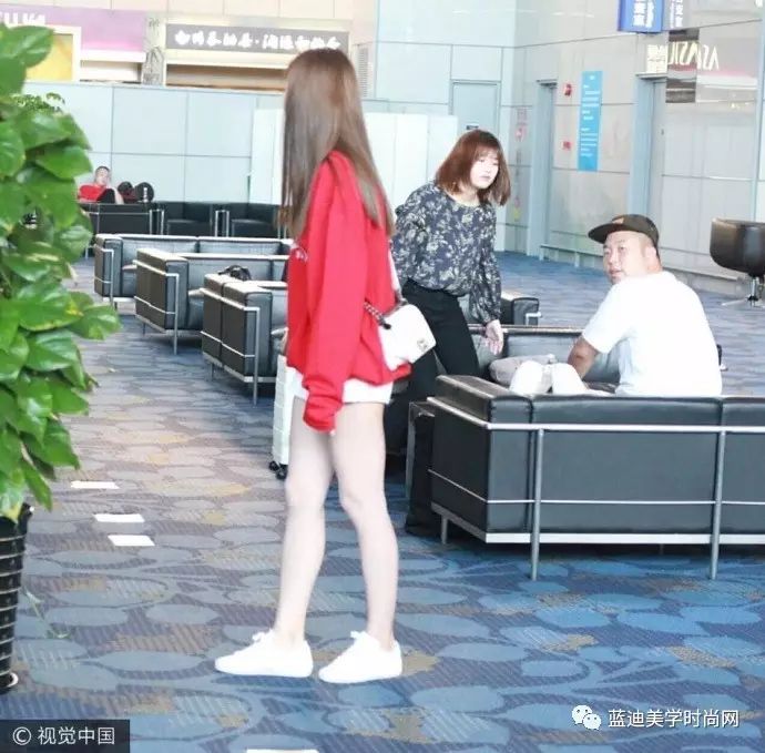 关晓彤沈梦辰合作舞台花絮,明星私服沈梦辰