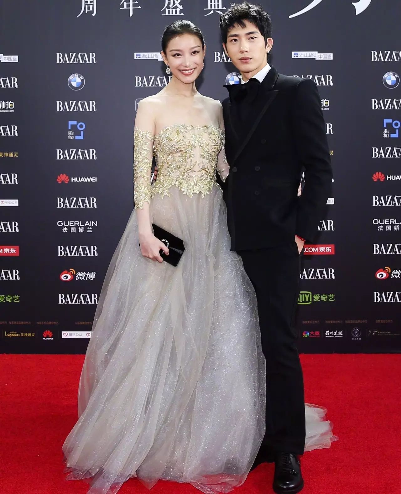 「娱乐圈原创点评」在某场公益活动里，几乎半个娱乐圈情侣家属的明星都出来虐狗了……为什么这么虐赵丽颖，单身汪招惹谁了～