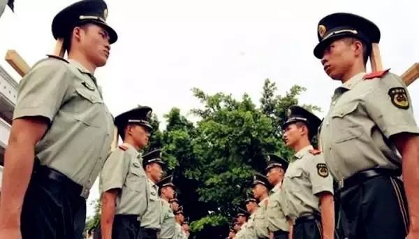 没经历过磨难不足以谈人生,没经历过军训的人