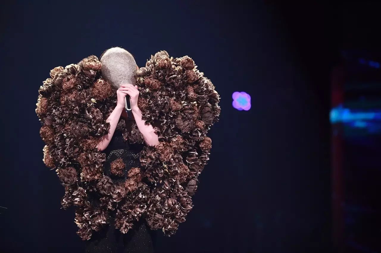 天王驾到疑是黎明，断肠人打夕阳西下走来……