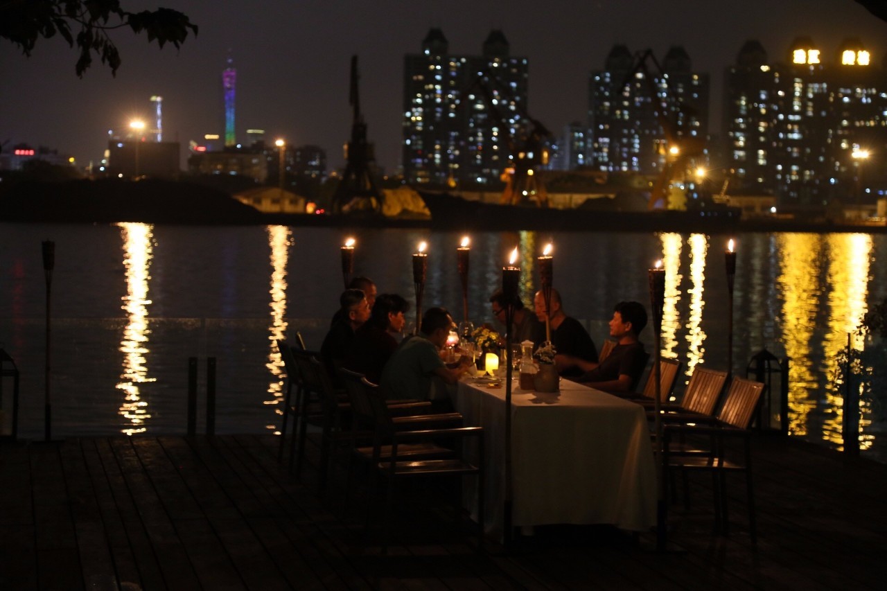 70后文艺大叔跑到这个“会吃福建人”的城市，用花砖、雪茄和伏特加，把废弃的修船厂变成最会撩妹的床