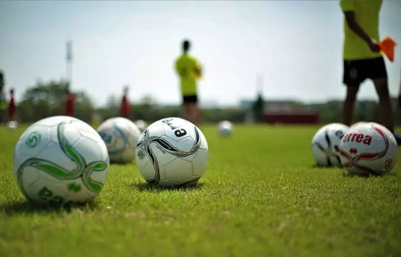 欧冠球队给诺中学生上足球课